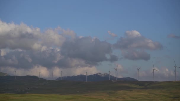 Panorama di molte enormi turbine eoliche sulla linea dell'orizzonte con cielo blu con nuvole. Il concetto di tecnologia verde. Parco eolico industriale nel nord del Montenegro. — Video Stock