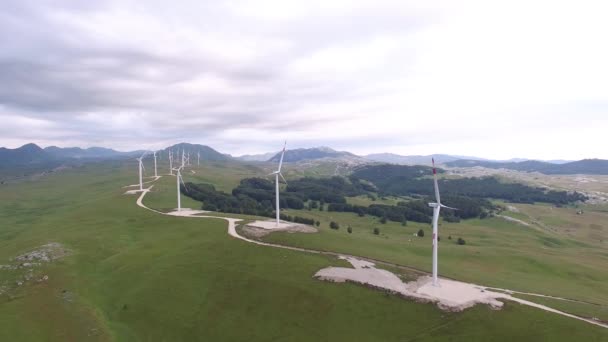 Ряд высоких ветряных турбин в горах. — стоковое видео