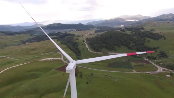 Una serie de aerogeneradores en las colinas helénicas de Montenegro. Parque eólico industrial . — Vídeos de Stock