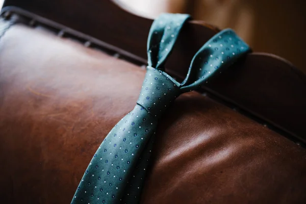 Primer plano de una corbata de hombre en la parte posterior de un sofá de cuero . — Foto de Stock