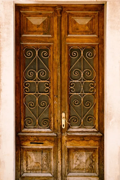Дерев'яні двері з металевими скляними панелями та різьбленими візерунками . — стокове фото