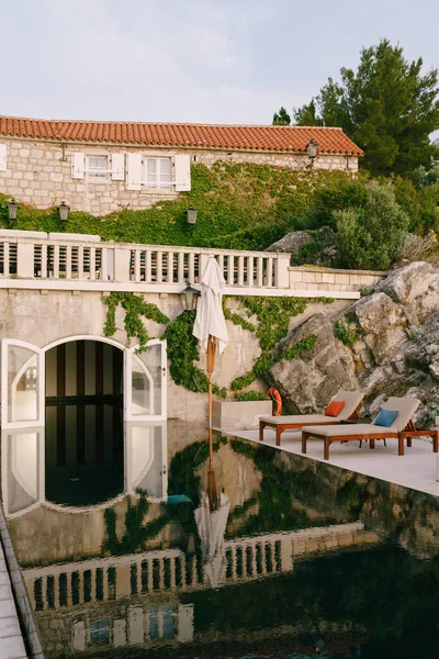 Budva, Montenegro - 12 de julho de 2020: Reflexão espelhada na piscina da antiga moradia . — Fotografia de Stock