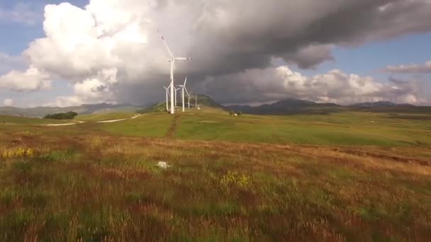 Niksic, Montenegro - 01 oktober 2019: Enorme windturbines op de heuvel, tegen de achtergrond van een epische hemel. Windenergie in het noorden van Montenegro. — Stockvideo