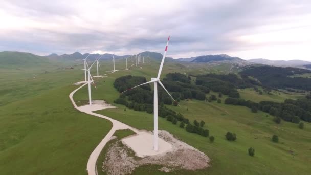 Niksiç, Karadağ - 01 Ekim 2019: Karadağ 'daki Helene tepelerinde bir takım yüksek rüzgar türbinleri. Endüstriyel rüzgar. — Stok video