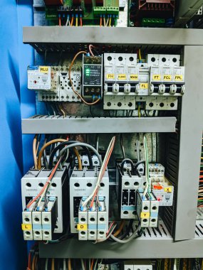 Budva, Karadağ - 01 Ağustos 2020: Asansör kontrol odasındaki elektrik düğmeleri.