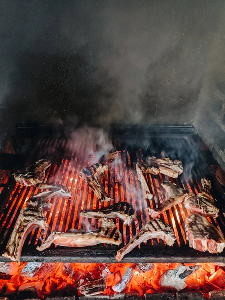 Costillas de cordero asadas. Rejilla metálica grande con carbones calientes. —  Fotos de Stock