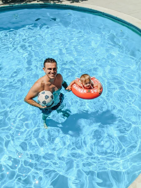 Budva, Montenegro - 01 agosto 2020: Papà e figlia nuotano in piscina. — Foto Stock