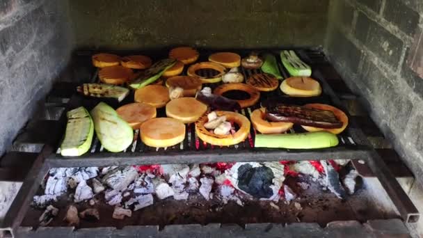 Légumes grillés. Courgette, champignons et citrouille sur un gril métallique au-dessus de charbons rouges. — Video