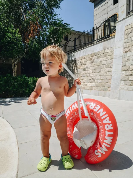 Budva, Montenegro - 01 agosto 2020: Bambina e cerchio rosso per nuotatrice. — Foto Stock