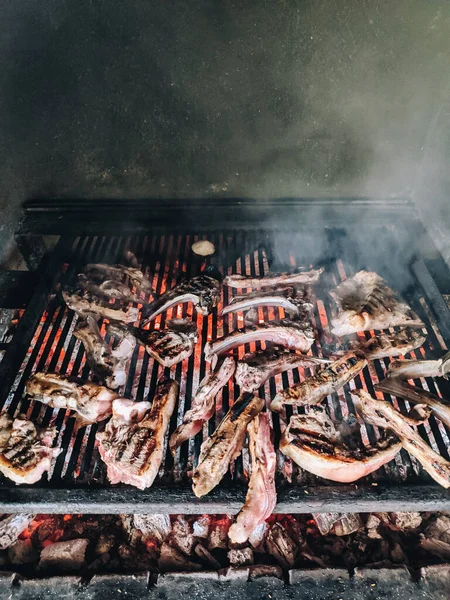 Costillas de cordero asadas. Rejilla metálica grande con carbones calientes. —  Fotos de Stock