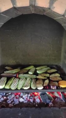 Izgara sebze. Kabak, mantar ve balkabağı ızgaranın üstünde kırmızı kömürlerin üstünde..