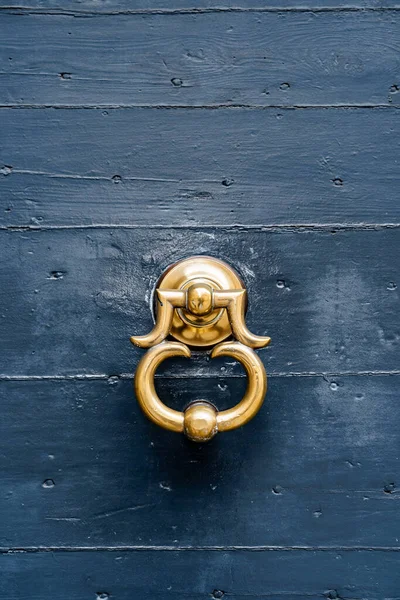 Antiker Türklingel in Vergoldung an einer blauen Holztür. — Stockfoto
