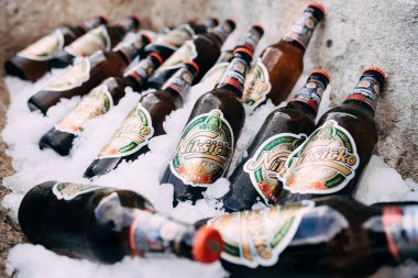 Budva, Karadağ - 07 Ağustos 2020: Buzlu tam kapalı bira şişelerine yakın çekim. Karadağ 'ın ulusal birası Niko pivo.