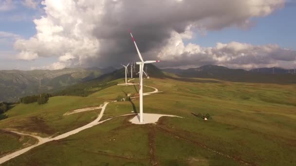 Niksic, Montenegro - 01 octubre 2019: Montones de aerogeneradores en la colina, con el telón de fondo de un cielo épico. — Vídeo de stock