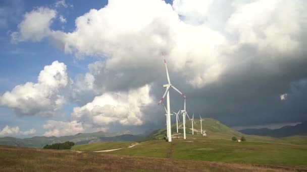 Una serie de generadores de viento en medio de nubes épicas. — Vídeo de stock