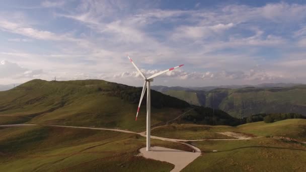 Niksic, Černá Hora - 1. října 2019: Větrné turbíny na poli na pozadí epické oblohy. — Stock video