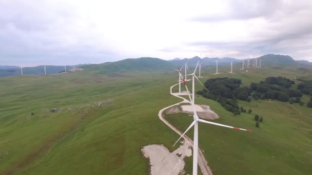 Niksic, Montenegro - 01 de octubre de 2019: Una serie de aerogeneradores en las colinas helénicas de Montenegro. Parque eólico industrial. — Vídeos de Stock