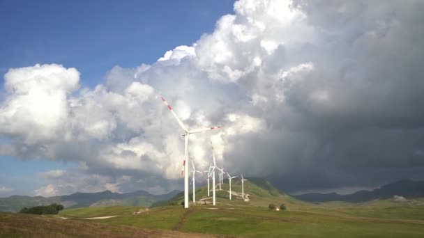 Een serie windgeneratoren te midden van epische wolken. — Stockvideo