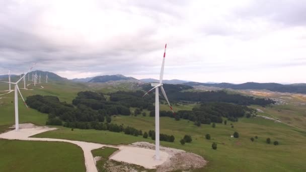 Niksic, Montenegro - 01 ottobre 2019: Un certo numero di turbine eoliche sulle colline di Helene in Montenegro. Parco eolico industriale. — Video Stock