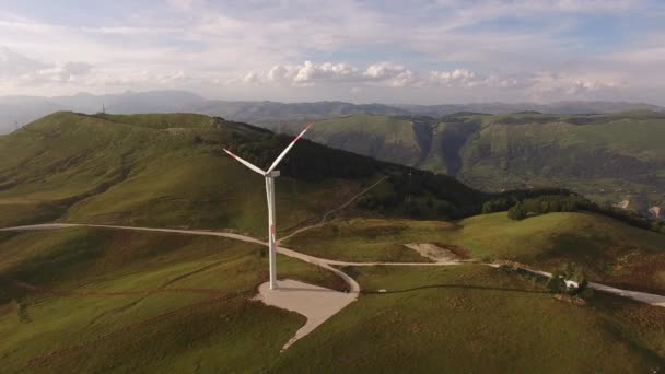 Niksic, Montenegro - 01 de octubre de 2019: Turbinas eólicas en el campo con el telón de fondo de un cielo épico. — Vídeo de stock