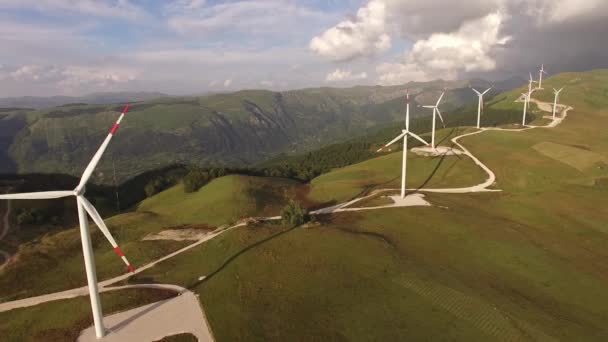 Niksic, Montenegro - 01 oktober 2019: Enorme windturbines op de heuvel, tegen de achtergrond van een epische hemel. Windenergie in het noorden van Montenegro. — Stockvideo