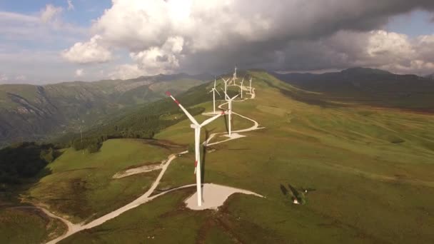 Niksic, Montenegro - 01 de outubro de 2019: Enormes turbinas eólicas altas na colina, contra o pano de fundo de um céu épico. Usina eólica no norte do Montenegro. — Vídeo de Stock