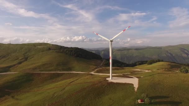 Niksic, Montenegro - 01 lokakuu 2019: Paljon tuuliturbiineja kukkulalla, eeppisen taivaan taustalla. — kuvapankkivideo