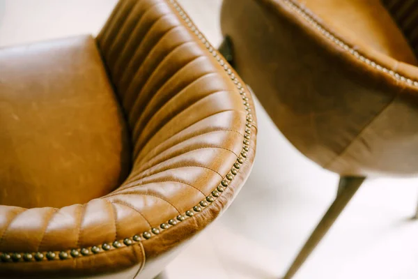 En närbild på baksidan av stolen, som förvandlas till ett armstöd av brunt äkta läder. — Stockfoto