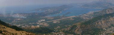 Karadağ 'da, Tivat' taki havaalanı pistinin yakınındaki Lustica yarımadasında orman yangını. Lovcen Dağı 'ndan Görünüm.