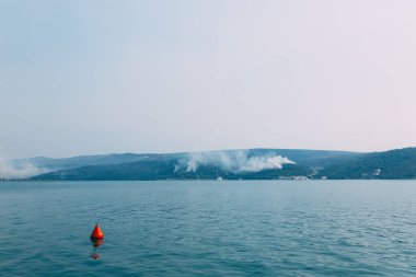 Karadağ 'ın Krasici kenti yakınlarındaki Lustica yarımadası boyunca dev bir duman sütunu yayılıyor.