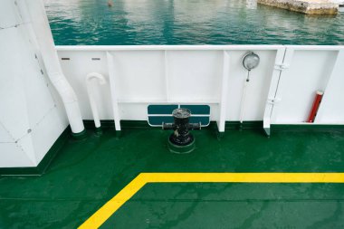 Geminin güvertesindeki denizcilik gemisinin kara direği. Yeşil güverte ve beyaz duvarlar.