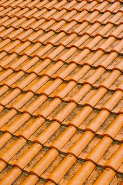 Turuncu yeni kiremit çatının dokusu.