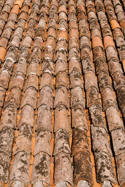 The texture of the old brown shingles on the roof of the building. — Stock Photo, Image