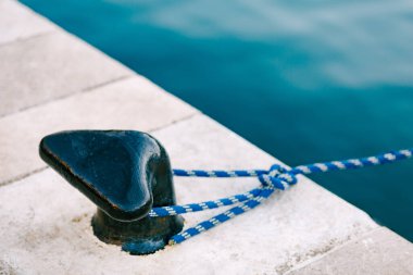 Yat limanında yeni modern denizcilik bollard 'ı.