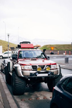 Reykjavik, İzlanda - 02 Mayıs 2019: Reykjavik, İzlanda 'da büyük tekerlekleri olan büyük kırmızı Nissan Devriyesi GR SUV.