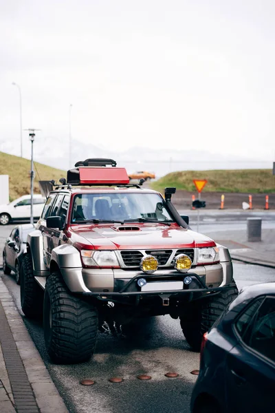 Reykjavik, Islandia - 02 maja 2019: Ogromny czerwony Nissan Patrol GR SUV z dużymi kołami zaparkowany na ulicy w Reykjaviku, Islandia. — Zdjęcie stockowe