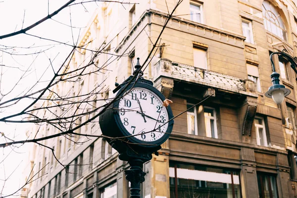 Een oude straatpaal met een klok, in de straten van Boedapest. — Stockfoto