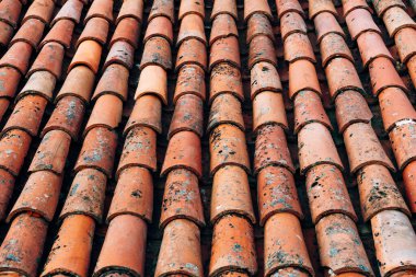 Binanın çatısındaki eski kahverengi kiremitlerin dokusu..