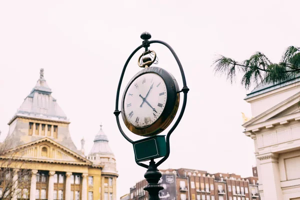 Un vecchio lampione con orologio, per le strade di Budapest. — Foto Stock