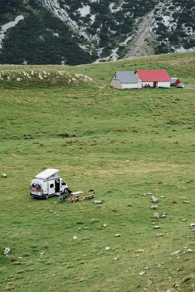 Turistler dağlarda yeşil çimlerin üzerinde bir araba kampı kurdular. Karadağ, Durmitor Ulusal Parkı. — Stok fotoğraf