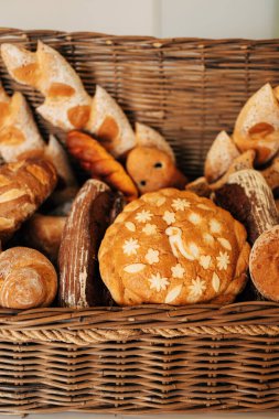 Ekmek dükkanı vitrini. Hasır sepetteki beyaz ekmeğin yakın çekimi.