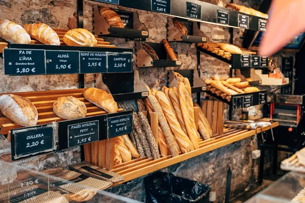 Bread shop showcase. Various loaves of bread on the shelves in the store. — Stock Photo, Image