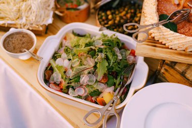 Sebzeli salata, domates, turp ve marul tabakta peynir, sosis ve zeytin..