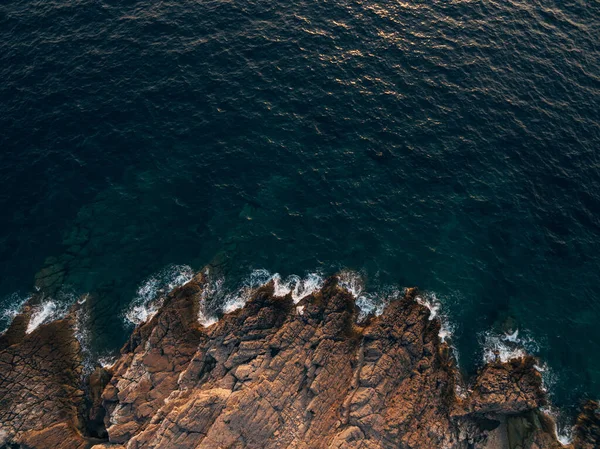Costa rocosa del mar, olas golpeando las rocas, vista aérea. — Foto de Stock
