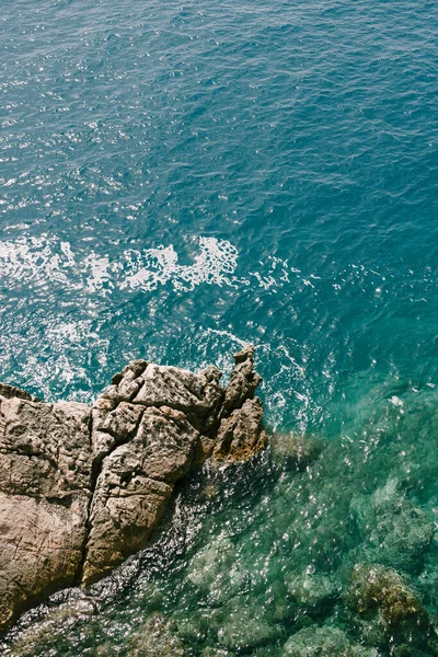 Rocas en el mar, olas golpeando rocas. — Foto de Stock
