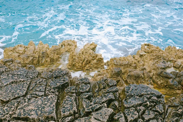 Peligrosa orilla del mar rocoso con agua azul, vista superior de drones aéreos. — Foto de Stock