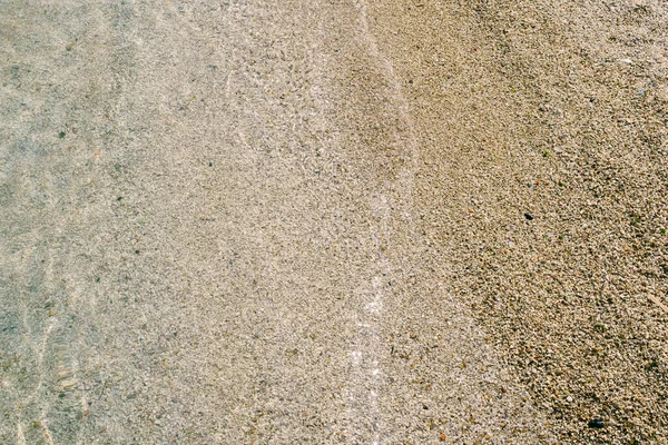 Zee strand met wit grof zand. — Stockfoto