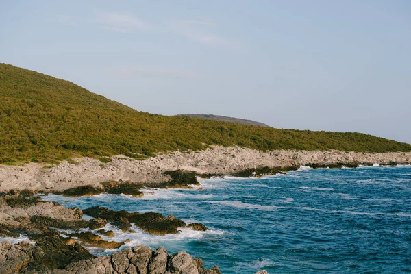 Скелясте море біля табору Весло в Чорногорії. Азир блакитна вода, білі хвилі вдаряються об скелі, сонячний літній день, вигляд повітряних дронів. — стокове фото