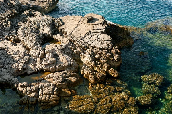 Скелі в морі, хвилі, що б'ють по скелях . — стокове фото