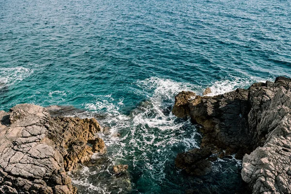 Rocas en el mar, olas golpeando rocas. — Foto de Stock